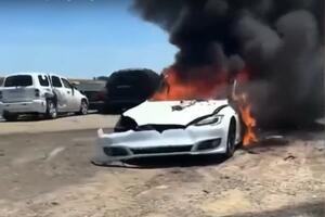 AUTOMOBIL TESLA SE ZAPALIO NA OTPADU: Požar buknuo TRI NEDELJE nakon udesa! Vatrogasci nisu mogli da obuzdaju VATRU! (VIDEO)