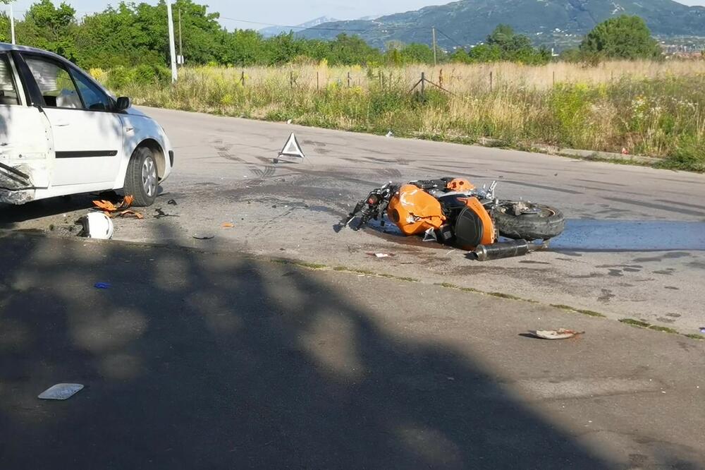 JEZIV SUDAR KOD KNIĆA: Motorcikl udario pešaka, čovek preminuo na licu mesta!