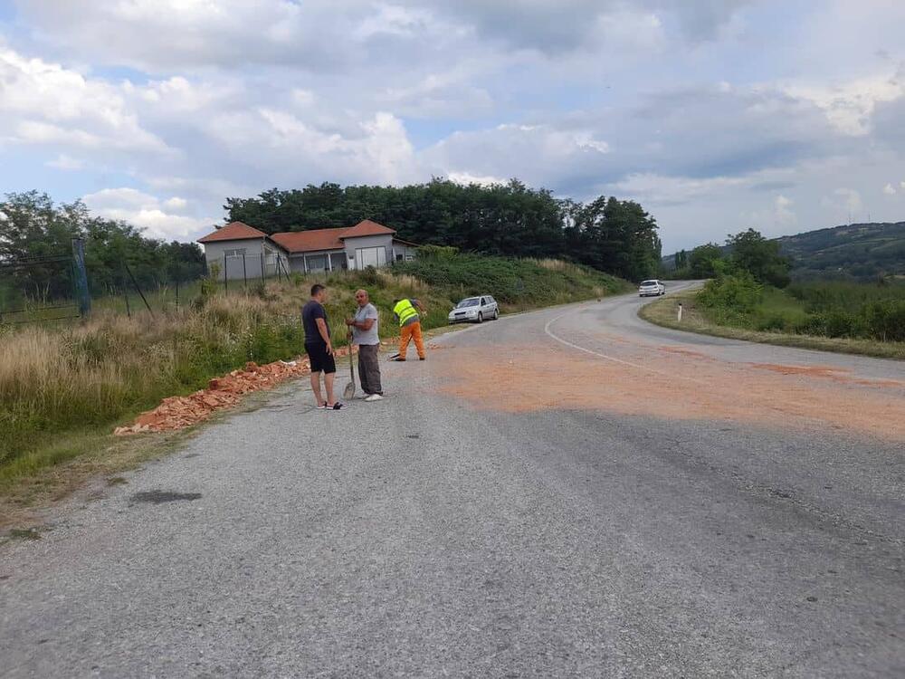 Topola, Gornja Trnava, građevinski materijal, Kamion