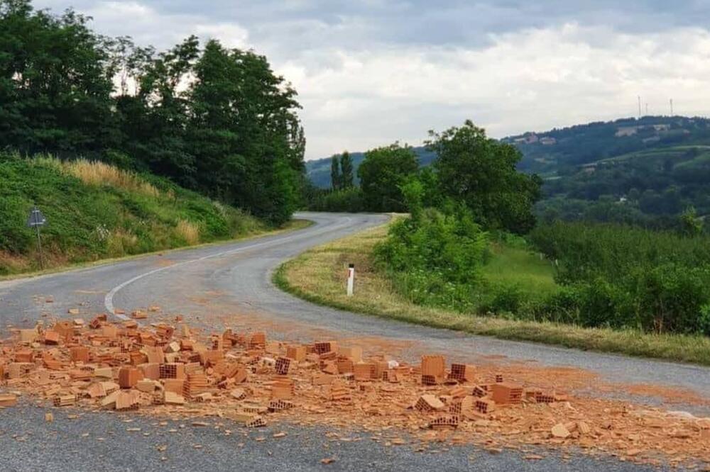 SVE SE RASULO PO PUTU A MOGLA JE DA BUDE GADNA NESREĆA: Sprečena tragedija, kamiondžiji ispali blokovi, nije se ni osvrnuo