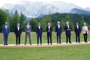 MORAĆEMO DA MU POKAŽEMO NAŠE TRBUŠNJAKE! SPRDNJA NA SAMITU G7! Svetski lideri pokušali da ismeju Putina i jahanje bez majice!