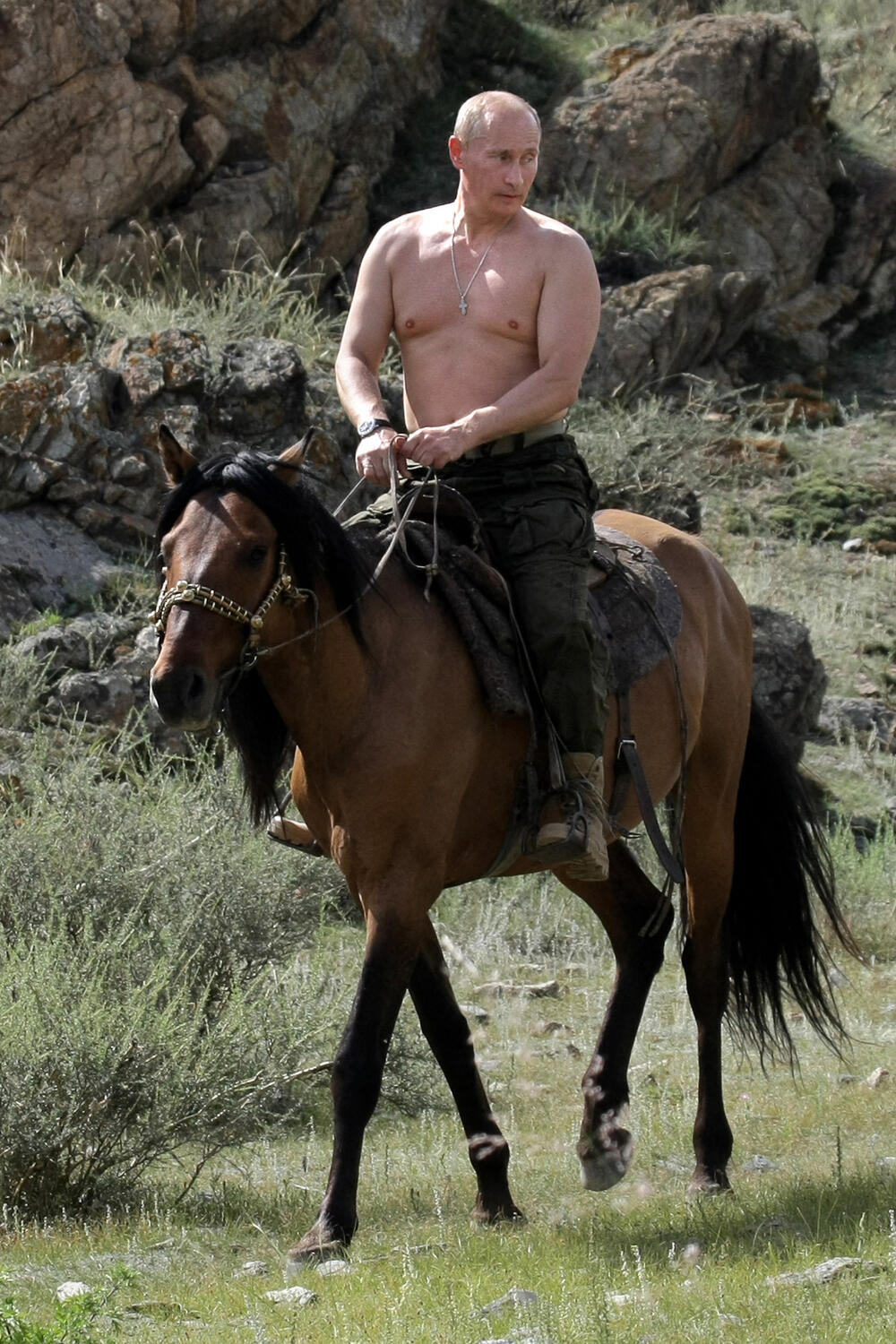 0037024211, Vladimir Putin, jahanje bez majice