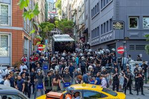 POLICIJA U ISTANBULU SPREČILA ODRŽAVANJE PARADE PONOSA Više od 200 ljudi uhapšeno tokom Prajda u Istanbulu