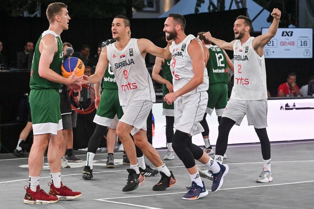 TO SE ZOVE LJUBAV! Prelepa scena posle finala: Basketaš ZAPROSIO devojku na dodeli medalja i rasplakao je! VIDEO