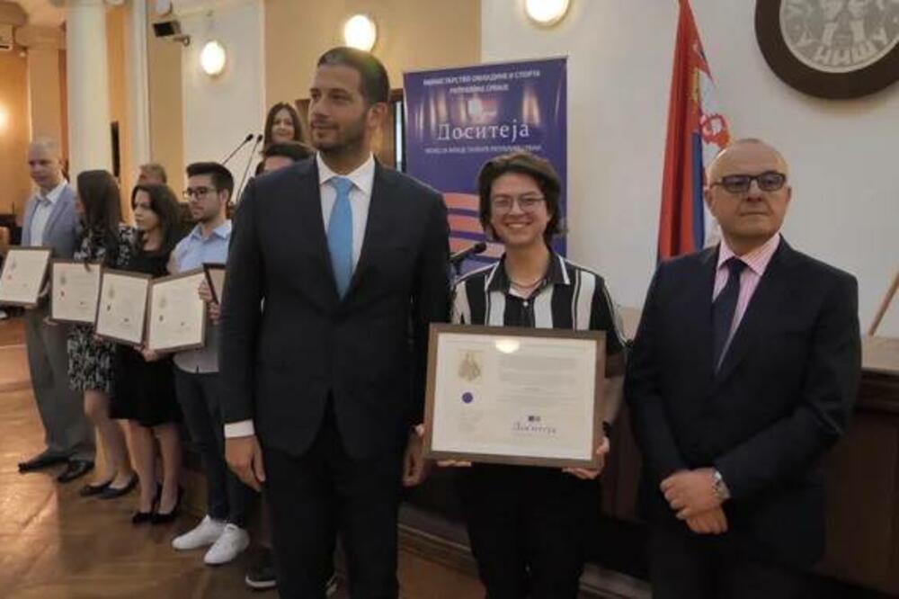 Udovičić uručio ugovore o stipendiranju najboljim studentima: 'Čast je i privilegija biti u društvu najboljih! Vi ste ponos!'