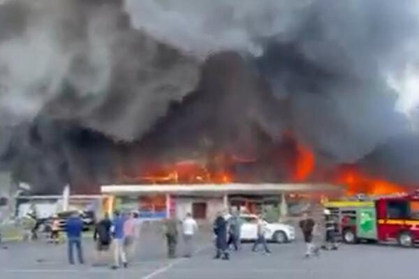VOLODIMIR ZELENSKI: Rusi granatirali tržni centar u Kremenčuku! Najmanje dvoje poginulih i 20 povređenih! VIDEO