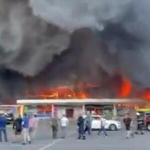 VOLODIMIR ZELENSKI: Rusi granatirali tržni centar u Kremenčuku! Najmanje