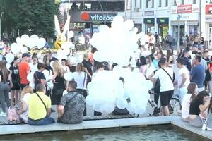 SLIKA KOJA SLAMA SRCE! U Čačku pušteno na hiljade belih balona u znak sećanja na Ognjena, Ivana, Luku i Nikolu