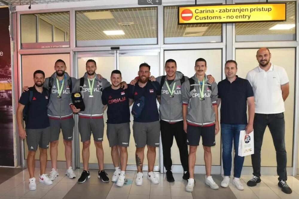 DOČEK ZA PAMĆENJE: Svetski prvaci u basketu sa zlatom oko vrata stigli u Srbiju! FOTO