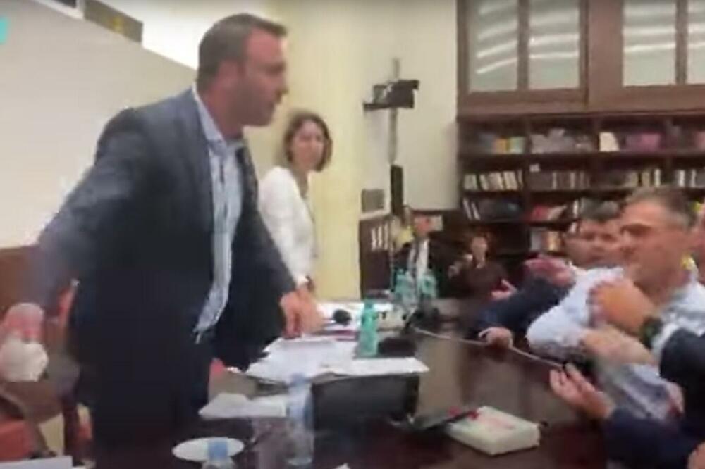 ŠOLJICE, AMANDMANI I DIVLJI ZAPAD: Obračun u parlamentu Severne Makedonije VIDEO