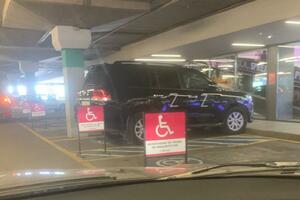 BAHATI I NEDODIRLJIVI! Vozačima koji se parkiraju na mestima za osobe sa invaliditetom NE MOŽE NIKO NIŠTA!