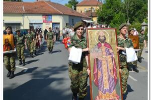 VIDOVDANSKE SVEČANOSTI U KRUŠEVCU: Bdenije, liturgija, pomen i venci na spomenike kosovskim junacima (FOTO)