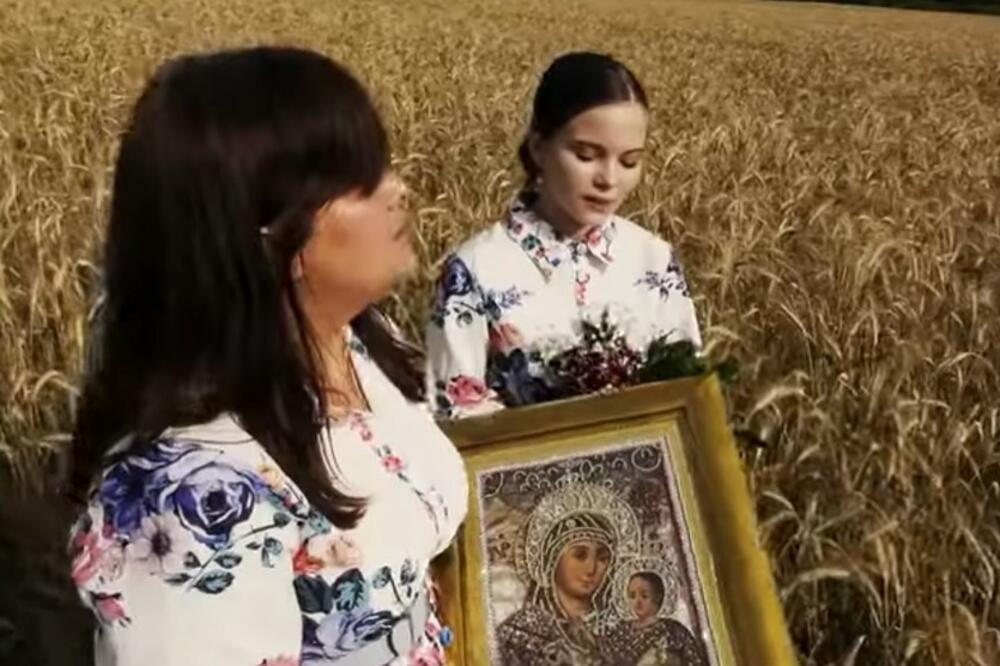 PEVAJMO MAJČICI BOŽIJOJ: Maja i Milica Kovačević otpevali čuvene stihove