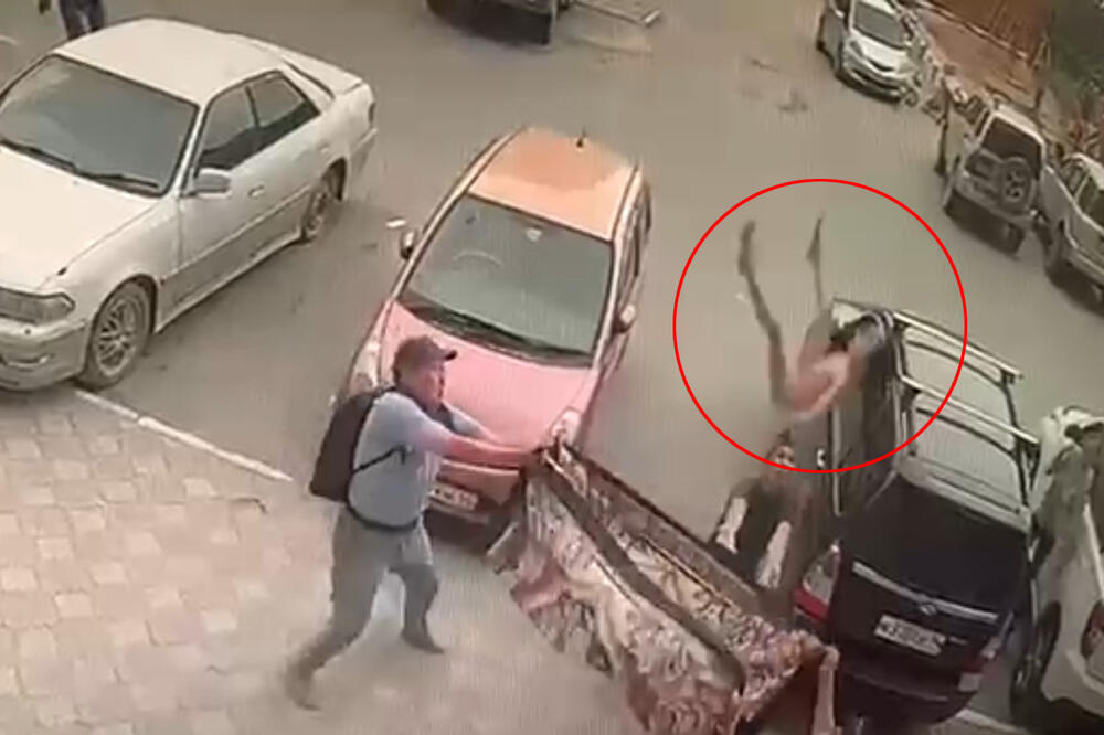 RUSKI PETOGODIŠNJAK PAO SA 12. SPRATA: Pogledajte dramatičan snimak pokušaja spasavanja deteta! Spasilac teško povređen! VIDEO