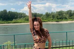 SLAĐA DELIBAŠIĆ (54) UTEGNUTA KAO PRAĆKA! Pevačica pokazala trbušnjake i telo od 1.000.000 $, malo ko bi se USUDIO NA OVO! (FOTO)