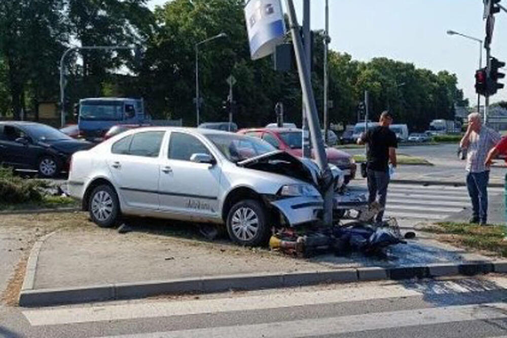 TEŽAK UDES U NOVOM SADU: Sudar 2 vozila, automobil smrskan, bandera se od udara iskrivila (FOTO)