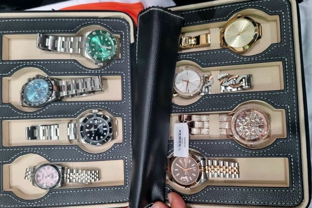ZAPLENA CARINIKA NA HORGOŠU: Par iz Nemačke pokušao da prokrijumčari satove u vrednosti od 240.000 evra (FOTO)
