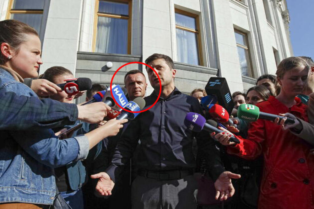 KO JE SENKA VOLODOMIRA ZELENSKOG? Još od predizborne kampanje, sadašnjeg predsednika Ukrajine prati isti čovek! FOTO