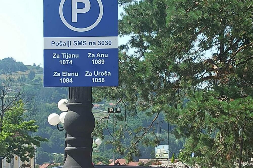 JEDINSTVENE TABLE U ARILJU: Umesto broja na koji se plaća parking mesto, upisan broj 3030 da se pomogne bolesnoj deci