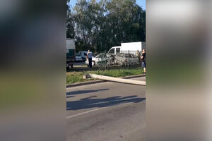 UDES U ZEMUN POLJU: Vozilo izletelo sa puta i udarilo u banderu, devojku iz auta izvlačili vatrogasci (VIDEO)