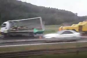 STRAVIČAN SUDAR NA AUTOPUTU KOD MARKOVCA: U sudaru učestvovala 2 kamiona JEDAN POTPUNO SMRSKAN (VIDEO)