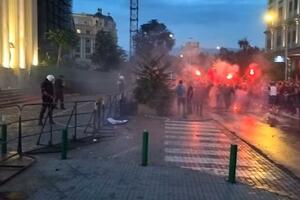 HAOS NA ULICAMA SEVERNE MAKEDONIJE: Na protestima u Skoplju povređeno 47 policajaca, demonstranti srušili ogradu ispred parlamenta