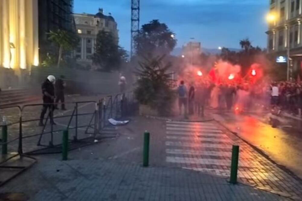 HAOS NA ULICAMA SEVERNE MAKEDONIJE: Na protestima u Skoplju povređeno 47 policajaca, demonstranti srušili ogradu ispred parlamenta