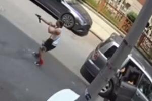 KRVAVI OBRAČUN U PO BELA DANA: Šokantan snimak napadača koji je na ulici u Bronksu pogubio drugog tinejdžera VIDEO