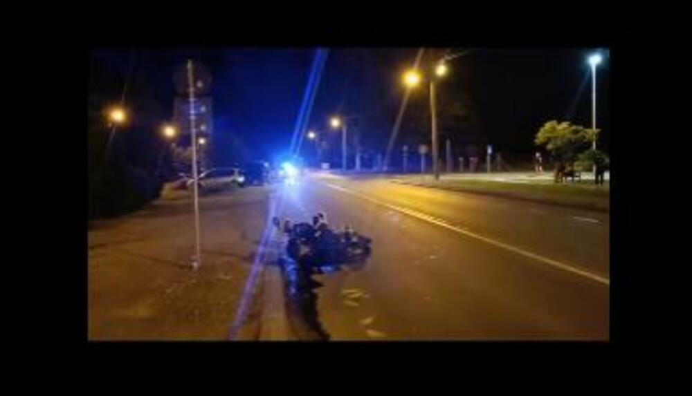 TEŠKA NEZGODA U KAĆU: Motociklista punom brzinom udario u parkirano vozilo, na motoru bila i devojka (VIDEO)