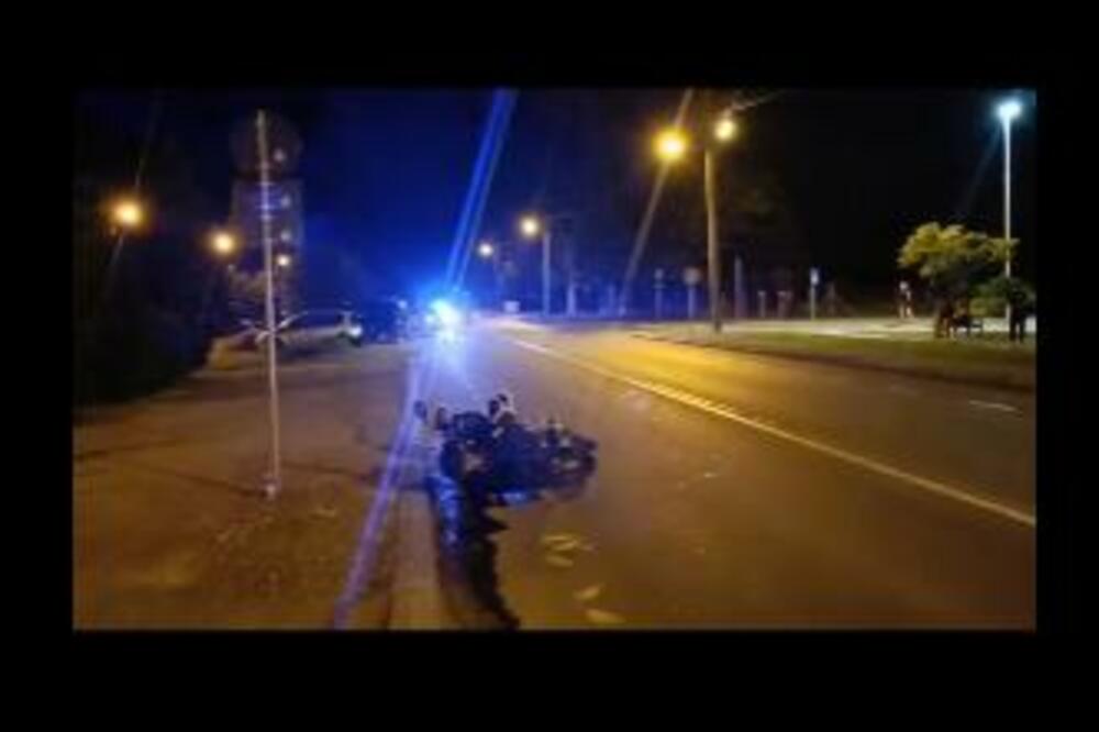 TEŠKA NEZGODA U KAĆU: Motociklista punom brzinom udario u parkirano vozilo, na motoru bila i devojka (VIDEO)