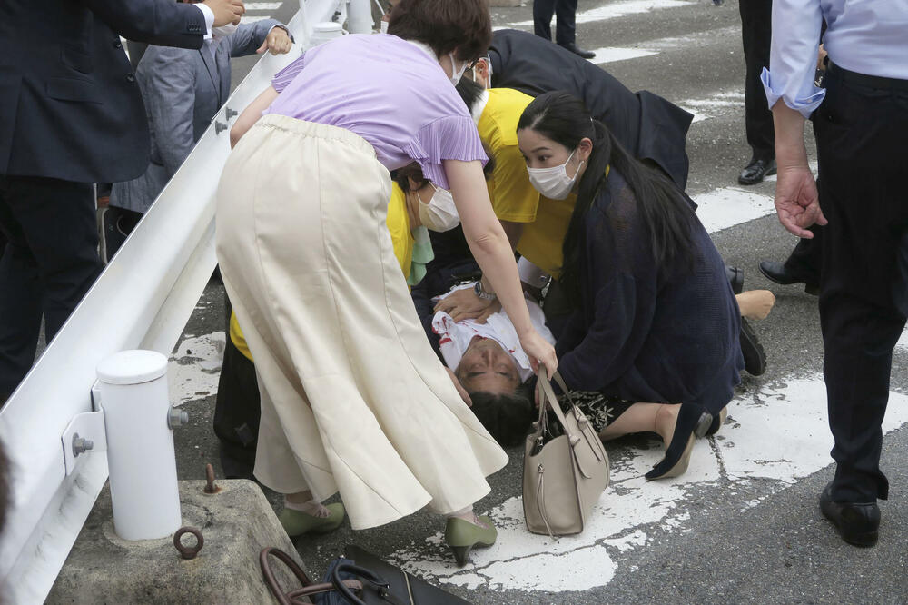 NE POKAZUJE NIKAKVE ZNAKE VITALNIH FUNKCIJA: Abeov mlađi brat otkrio šta se dešava s bivšim japanskim premijerom (FOTO)