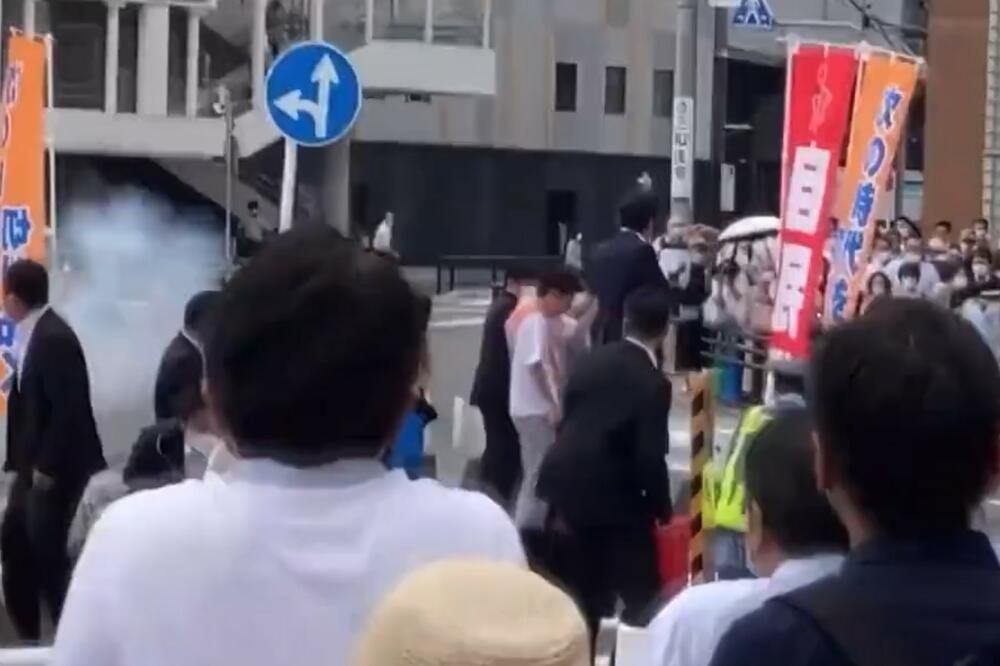 MUČKI I SA LEĐA Atentator uprkos obezbeđenju prišao Abeu i pucao na njega! Telohranitelji zatečeni VIDEO