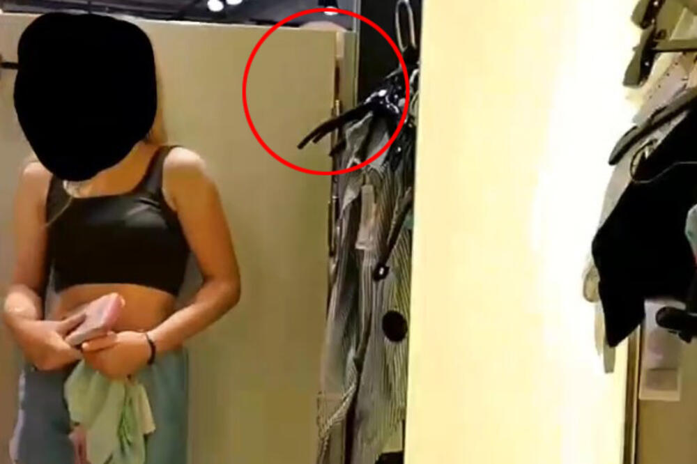 UŽAS U TRŽNOM CENTRU U BEOGRADU! Devojka snimila muškarca koji VIRI U KABINU dok se žene presvlače?! BRIGA GA ZA KAMERE (VIDEO)
