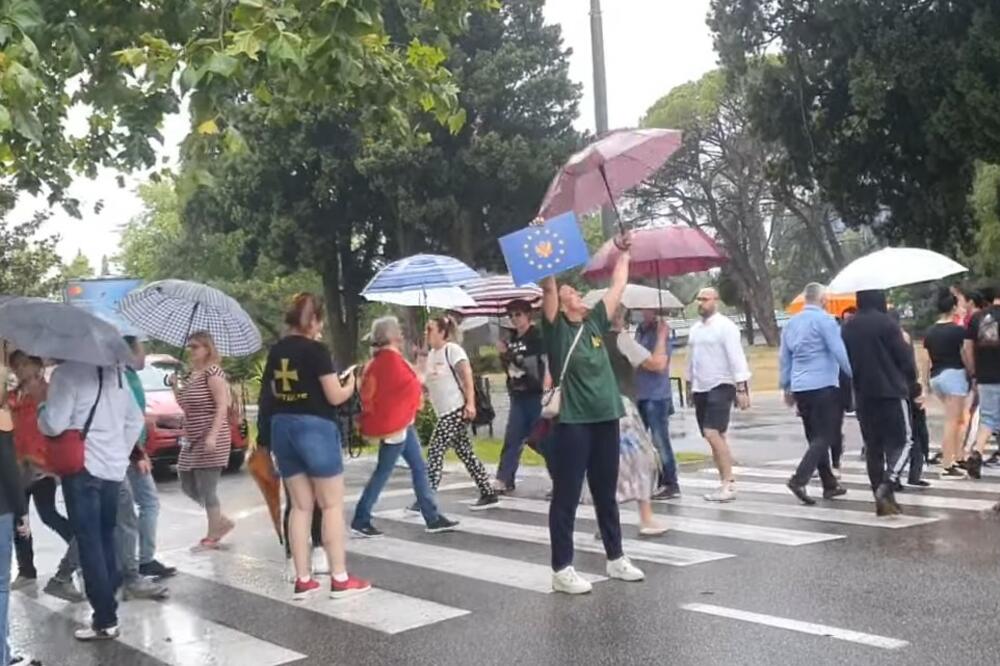 PROTIVNICI TEMELJNOG UGOVORA NAPRAVILI INCIDENT ISPRED VLADE CG: Blokirali ulicu pa pokušali da probiju zaštitnu ogradu! VIDEO