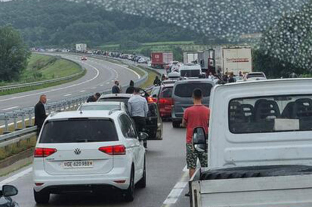 UPOZORENJE ZA SVE KOJI PUTUJU KA GRČKOJ: Zbog sudara u Grdeličkoj klisuri veliki kolaps u saobraćaju KOLONA DUGA KILOMETAR (FOTO)