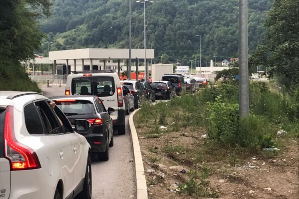 NAROD KUKA SVE SKUPO, NEMA GORIVA, A POGLEDAJTE SAMO KILOMETARSKE KOLONE NA PUTU ZA MORE! Na granici sa CG danima se čeka i po sat