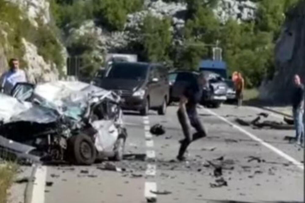 SLIKE STRAVE S PUTA ZA CETINJE Beograđanin povređen u nesreći sa dvoje mrtvih! Sudar 4 vozila, jedno završilo u ambisu VIDEO