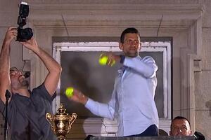 POTPUNI SPEKTAKL: Novak sa čuvenog balkona ubacio lopticu ženi u stan! Usledila neviđena radost! VIDEO