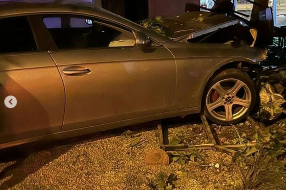 ULETEO U BAŠTU KAFIĆA PA SE ZAKUCAO U DRVO: Ovako izgleda auto koji je napravio haos u Novom Sadu (FOTO)