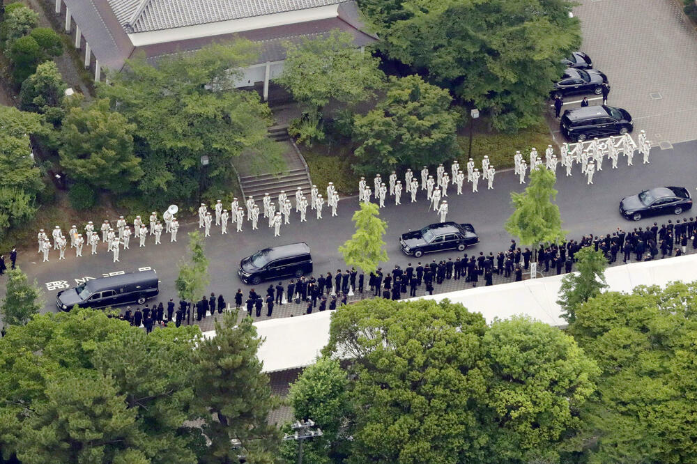 POGREBNA POVORKA PROŠLA CENTRALNIM ULICAMA TOKIJA Japanci u suzama odali počast ubijenom Šinzo Abeu!