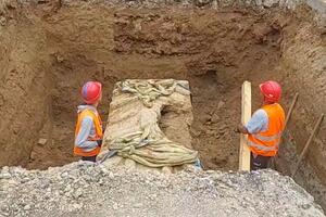 SENZACIONALNO OTKRIĆE NA 170 KM OD BEOGRADA Iskopan sarkofag iz III veka težak 3 tone! A onda su ga otvorili (VIDEO)