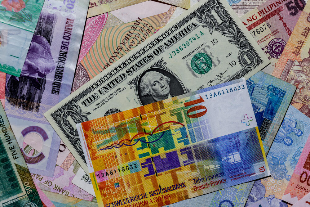 DOLAR MALO PAO ALI I JUTROS JAČI OD EVRA U SRBIJI: Ovo je srednji kurs dve vodeće valute u svetu