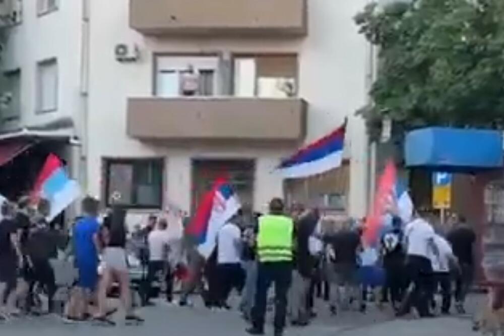 KOMITE NAPRAVILE HAOS U NIKŠIĆU: Napale grupu sa trobojkama, policija morala da upotrebi suzavac! VIDEO
