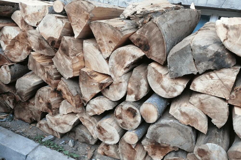 LOPOV DOŠAO USRED NOĆI Porodici iz Vranja ispred kuće ukraden kubik drva za ogrev