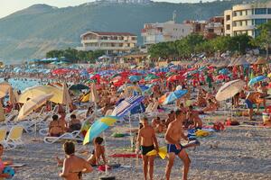 SRAMOTA ME JE ŠTO SAM IZ SRBIJE: Scena na plaži u Grčkoj izazvala HAOS na mrežama! Ljudi se ZGRAŽAVAJU zbog onog što se desilo!
