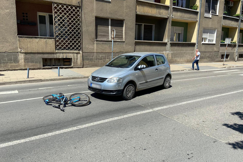 DEČAK POVREĐEN U UDESU U LOZNICI: Udario ga auto dok je prelazio pešački na biciklu (FOTO)