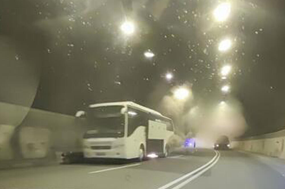 ZAPALIO SE AUTOBUS PUN PUTNIKA U TUNELU KOD ČAJETINE: Turisti proveli besanu noć na putu ka Crnoj Gori! Sve je bilo u dimu (FOTO)