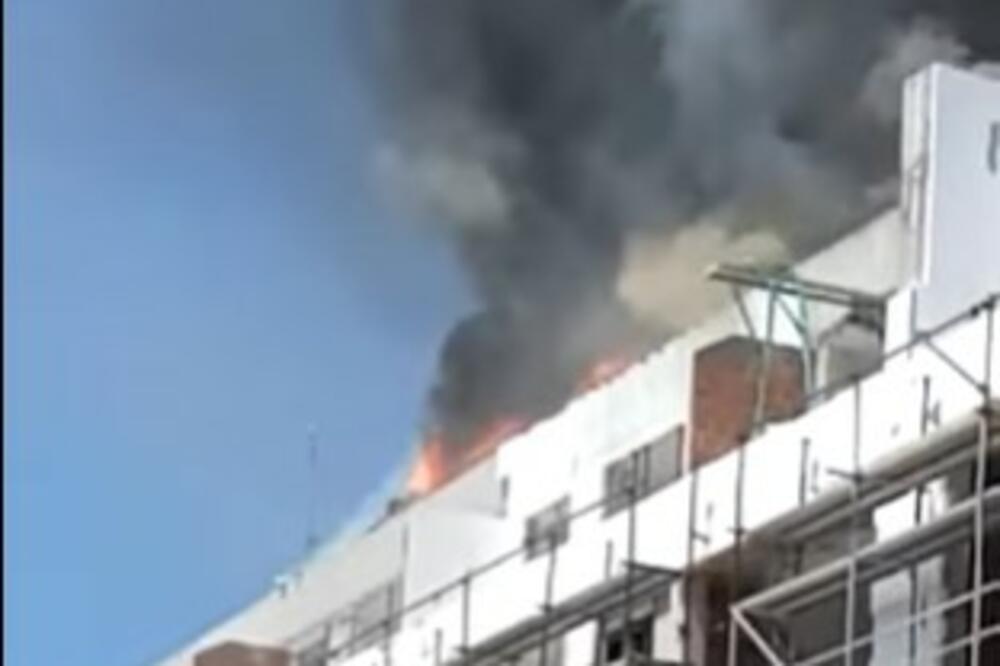 POŽAR U CENTRU ZRENJANINA: Vatra na vrhu nove stambene zgrade kod stare pijace (VIDEO)
