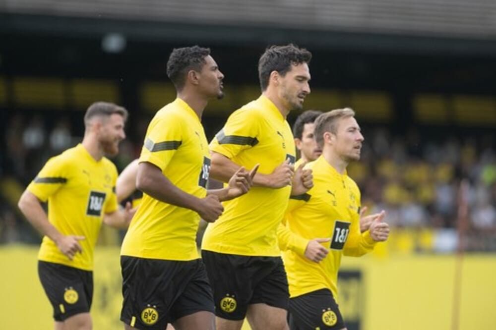 TUŽNA VEST! Fudbaler Borusije Dortmund ima tumor testisa, napustio trening kamp, jer mora na HITNO LEČENJE