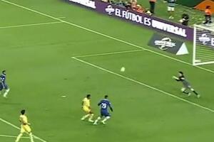 OVO JOŠ NISTE VIDELI: Igrač Čelsija na fudbalskom meču dao KOŠ! Hit scena! (VIDEO)